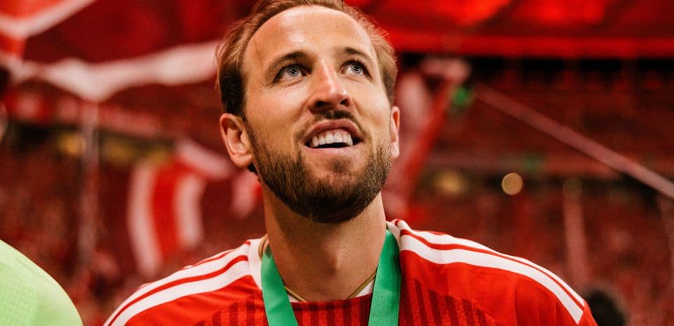 Jugador con medalla en celebración post-partido