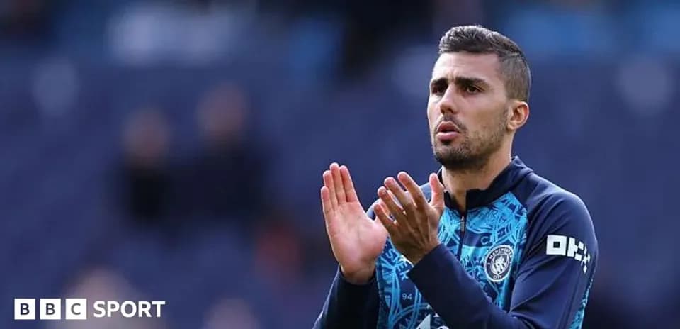 Jugador aplaudiendo durante el calentamiento en el campo