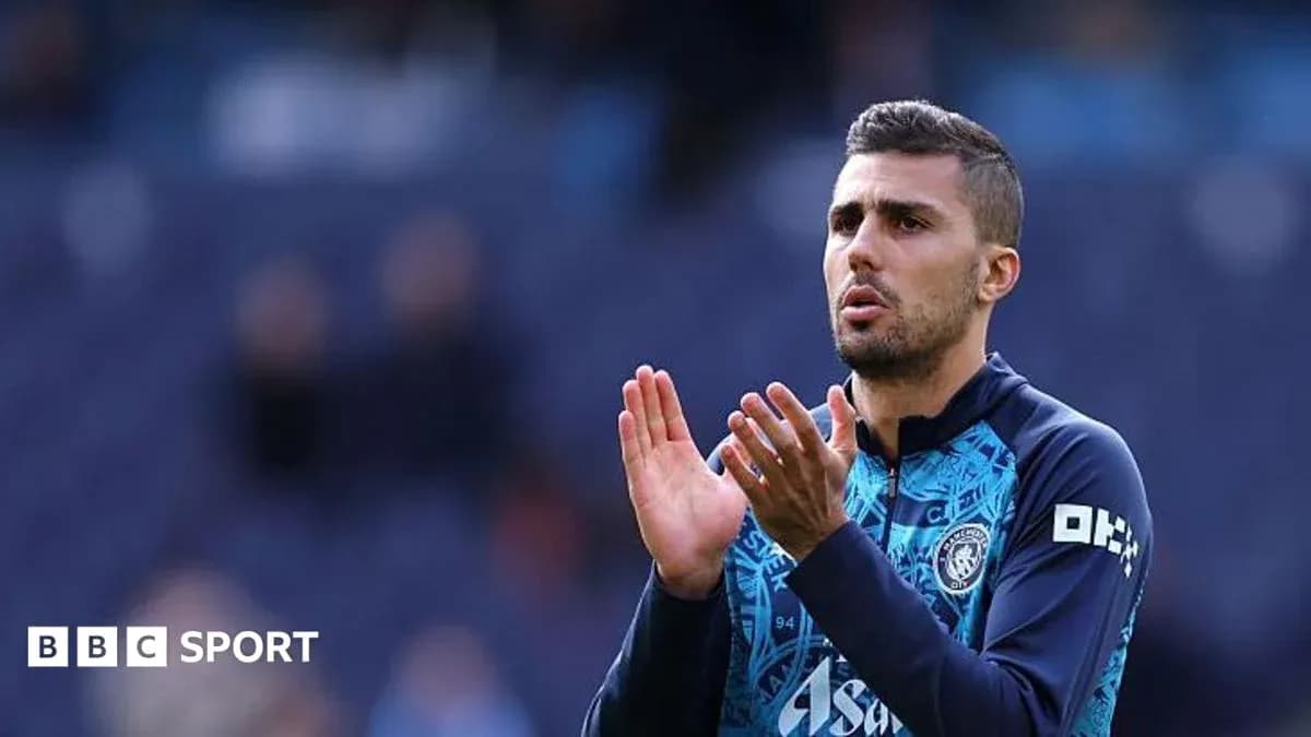 Jugador aplaudiendo durante el calentamiento en el campo