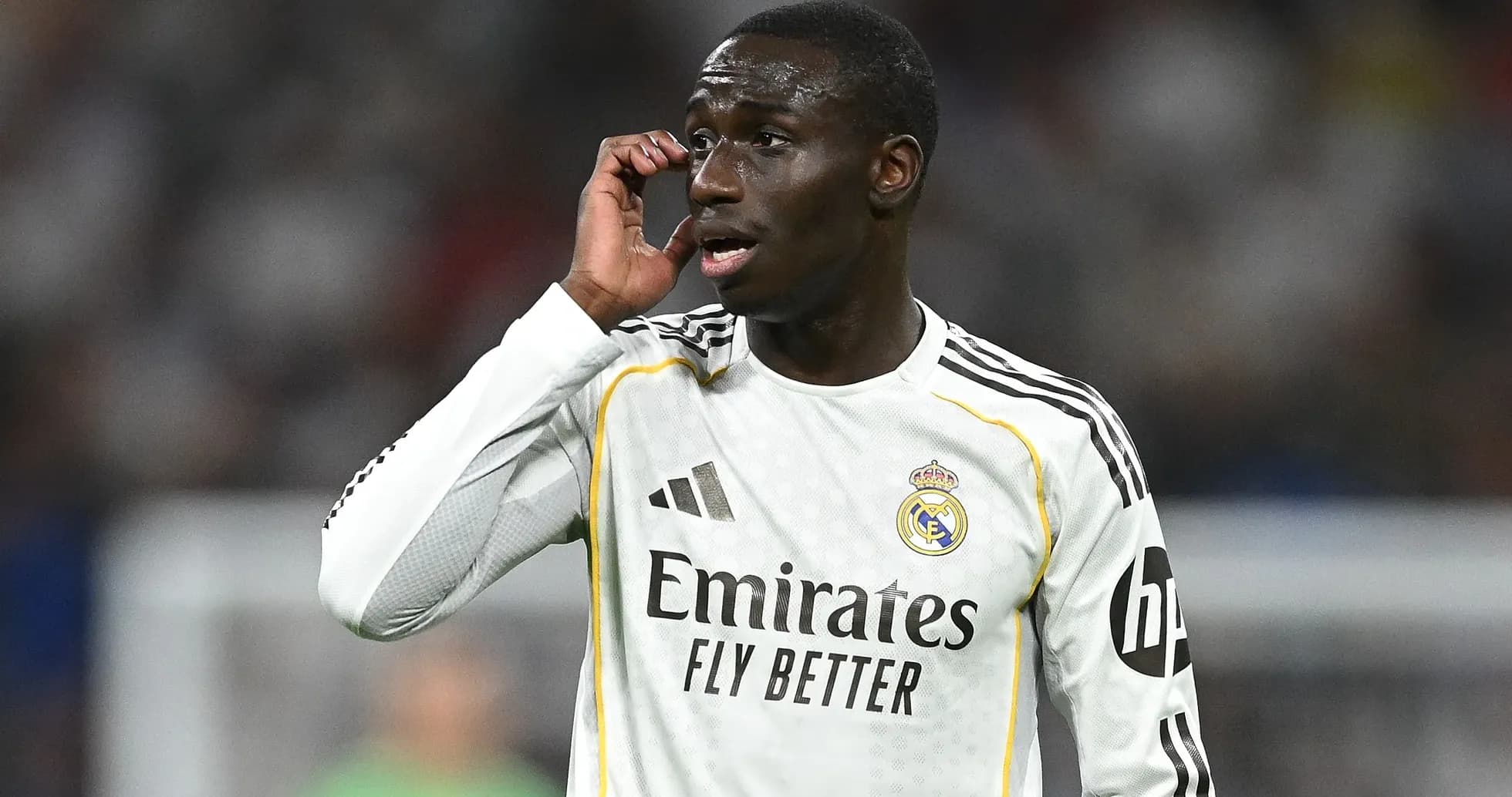 Jugador de Real Madrid señalando durante el partido