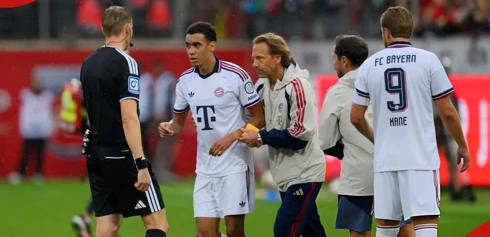 Jugador de Bayern siendo atendido por el personal médico