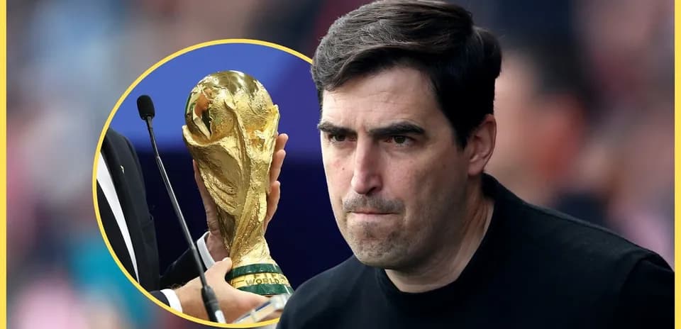 Entrenador con expresión seria y trofeo en fondo