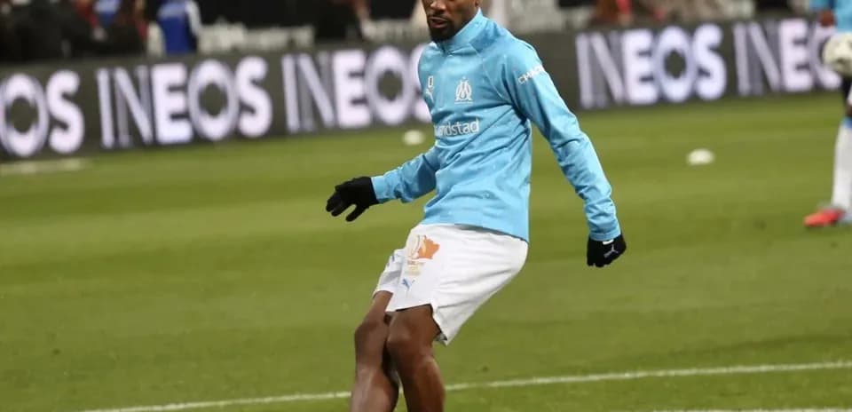 Jugador de Marseille calentando antes del partido