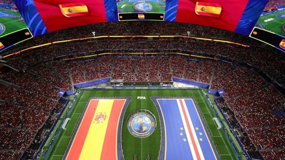 Estadio lleno con banderas de España y Cabo Verde