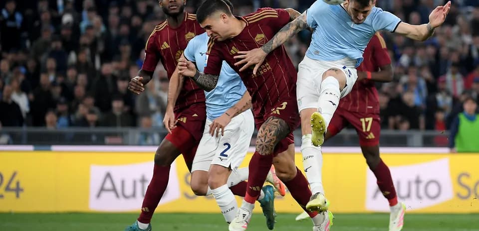 Jugadores de AS Roma y Lazio disputando el balón
