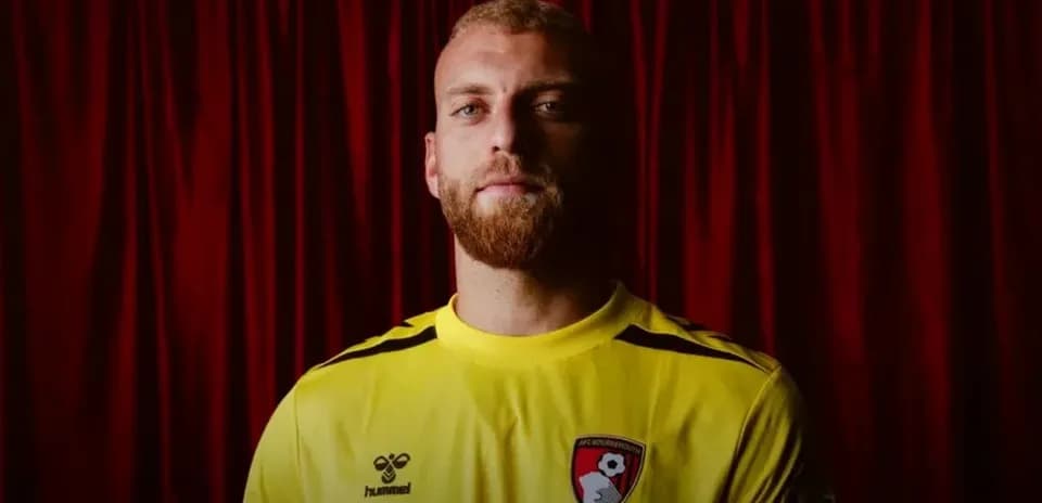 Portero posando con camiseta amarilla de AFC Bournemouth
