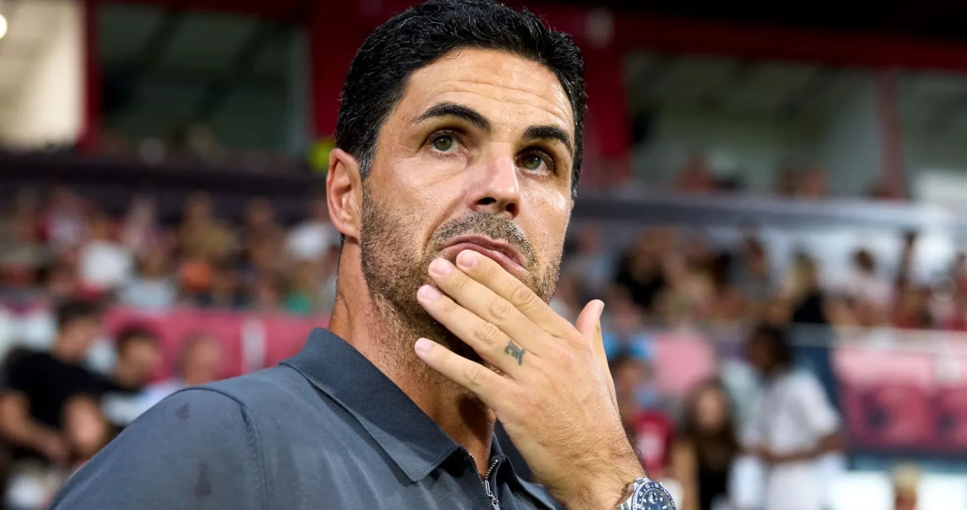 Entrenador observando durante un partido en el estadio