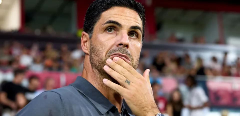 Entrenador observando durante un partido en el estadio