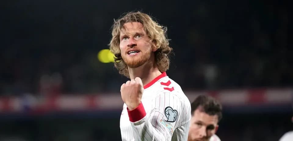 Jugador celebrando con el puño en alto durante el partido