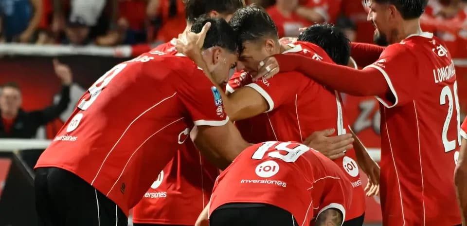 Jugadores de Independiente celebrando un gol