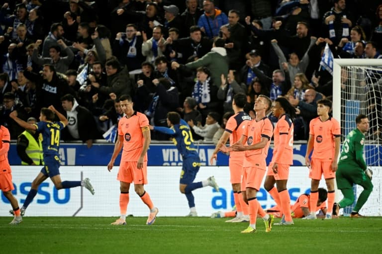 Jugadores en uniforme rosa tras un gol rival