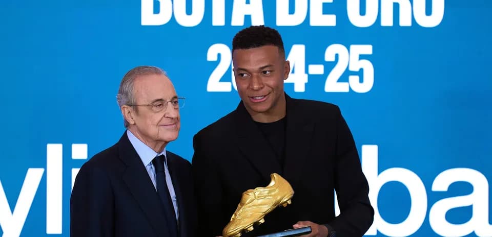 Mbappé recibe la Bota de Oro de presidente del club