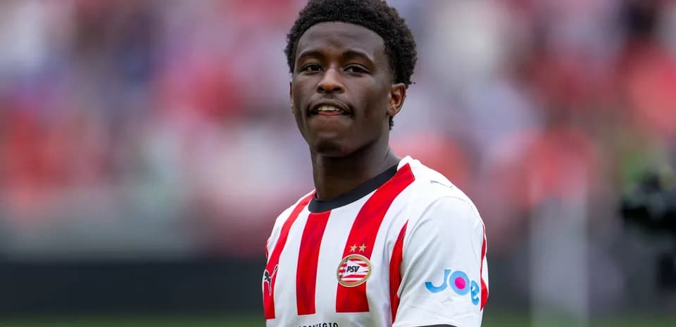 Jugador de PSV con camiseta blanca y roja