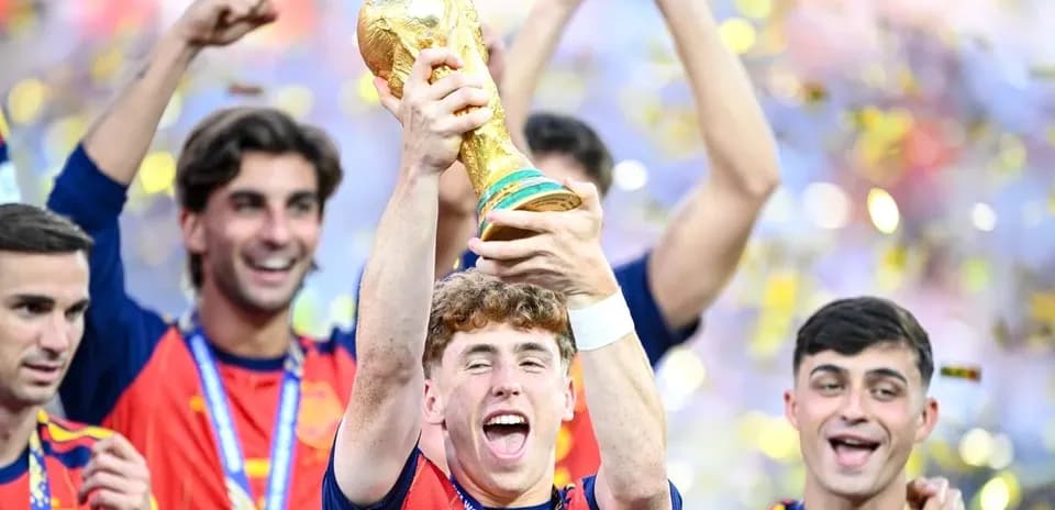 Jugador levantando el trofeo de la Copa del Mundo