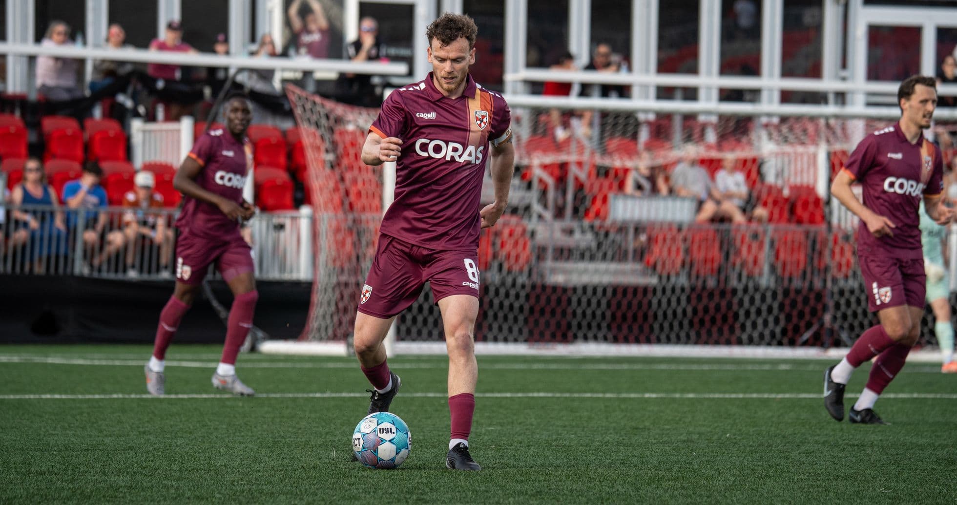Jugador del Birmingham Legion con el balón en el campo