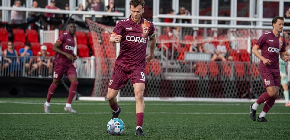 Jugador del Birmingham Legion con el balón en el campo