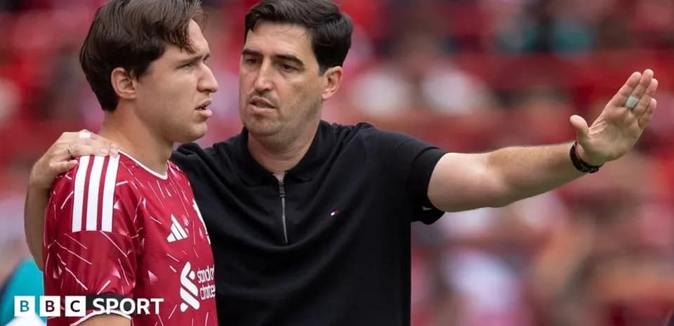 Entrenador hablando con jugador en el campo