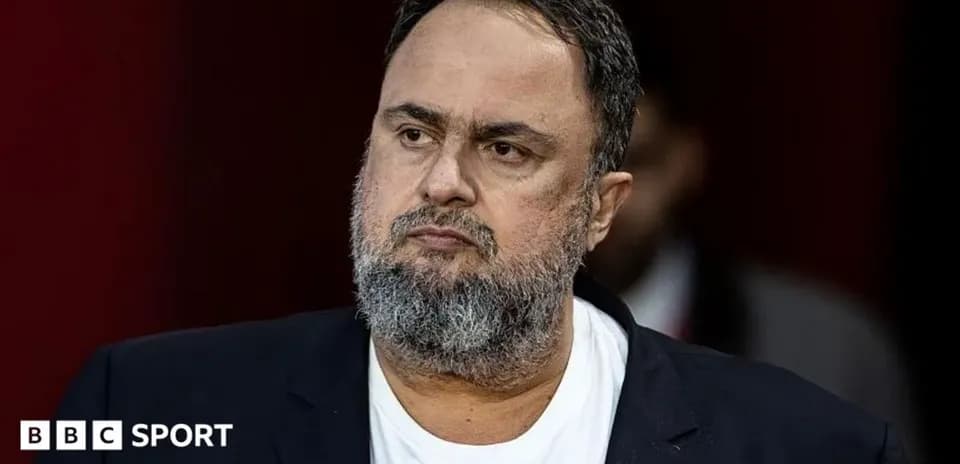 Hombre con barba y chaqueta negra mirando hacia adelante