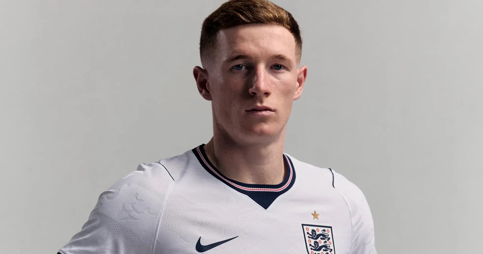 Jugador con camiseta blanca de Inglaterra posando