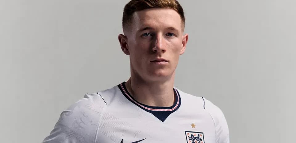 Jugador con camiseta blanca de Inglaterra posando