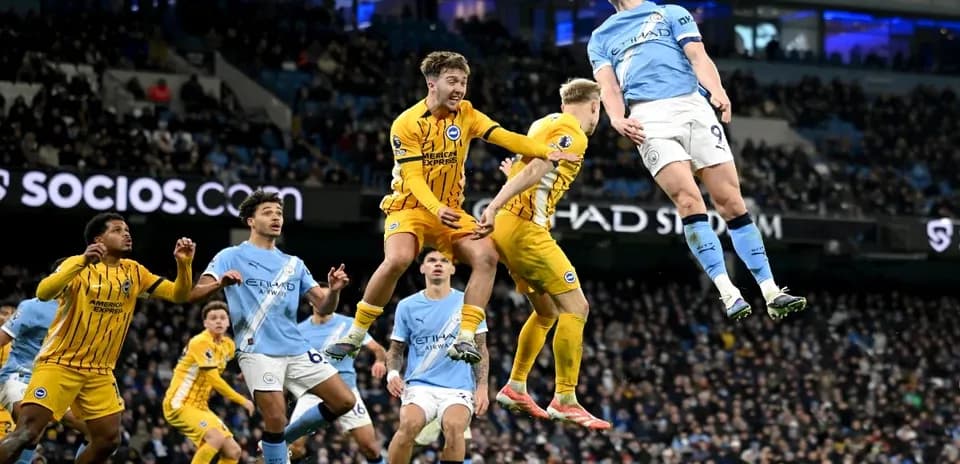 Erling Haaland saltando para cabecear el balón