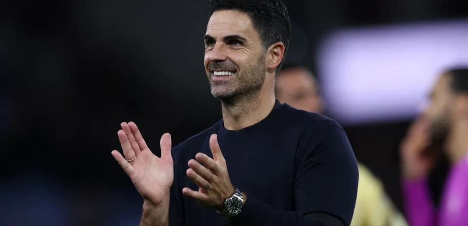 Entrenador aplaudiendo en el banquillo durante partido