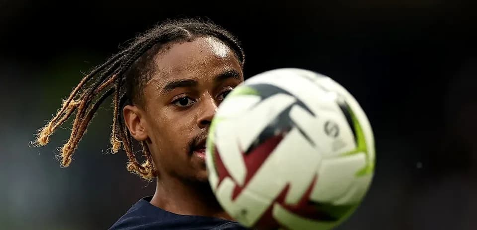 Jugador controlando el balón durante calentamiento