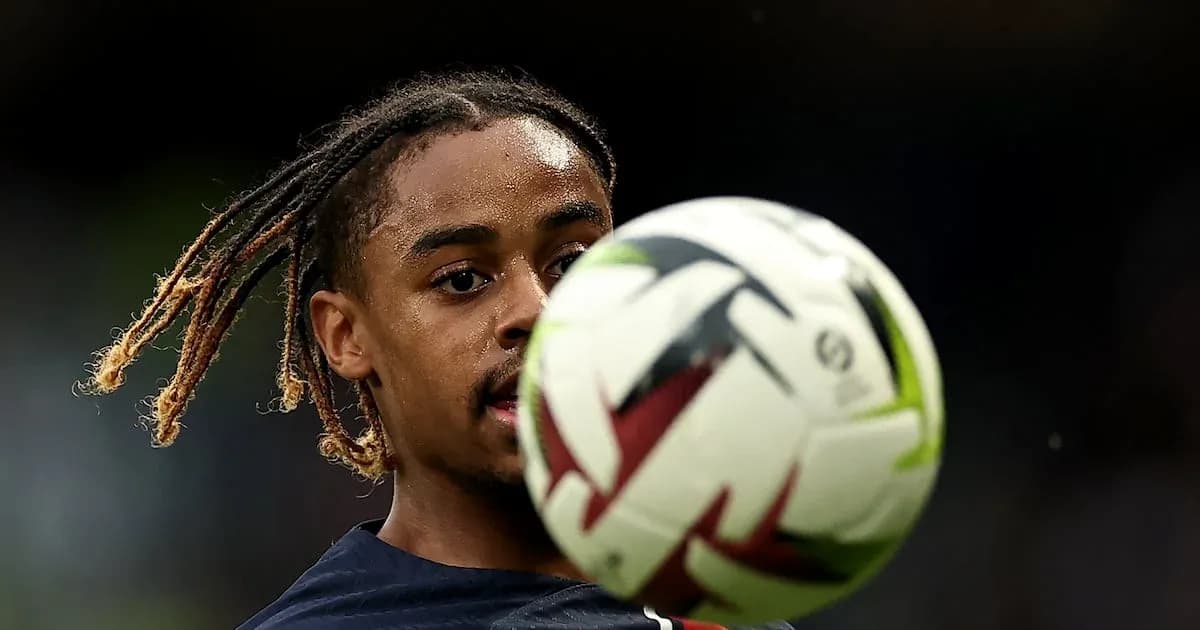Jugador controlando el balón durante calentamiento