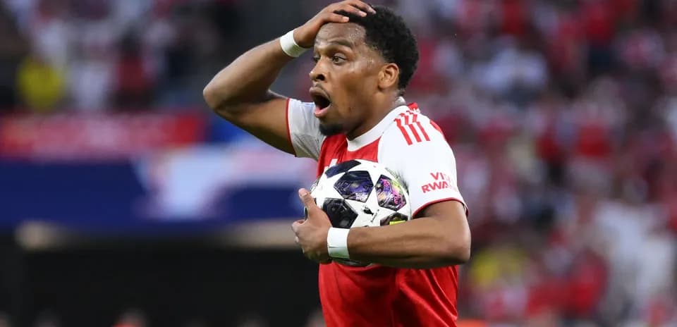 Jugador sosteniendo el balón durante el partido