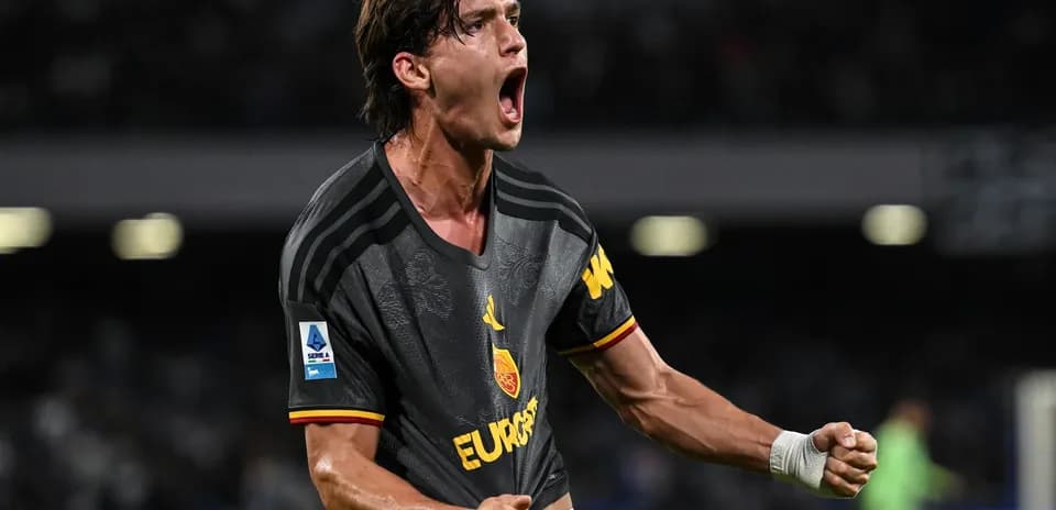 Jugador celebrando un gol en el partido