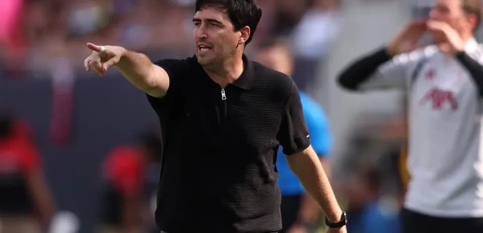 Entrenador dirigiendo a su equipo durante el partido