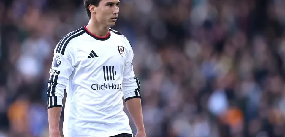 Jugador de Fulham caminando en el campo