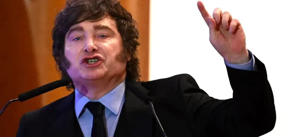 Persona hablando en un podio durante un discurso