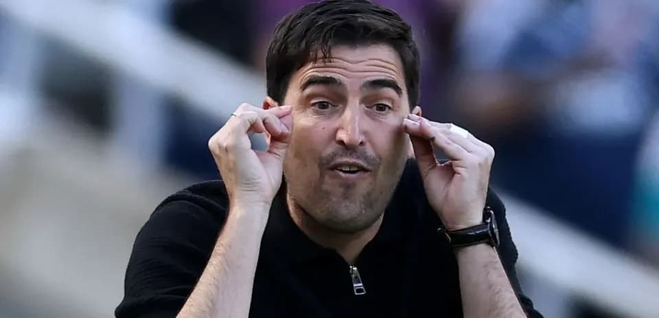 Entrenador gesticulando durante el partido