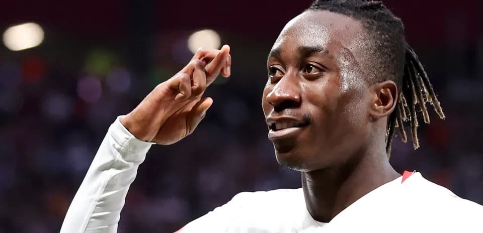 Jugador saludando tras marcar un gol en partido