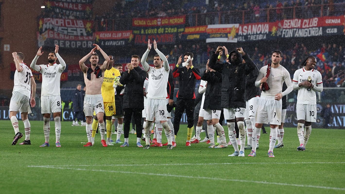 Jugadores de AC Milan celebrando con los aficionados