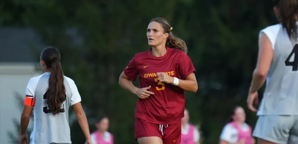 Jugadora de Iowa State corriendo en el campo