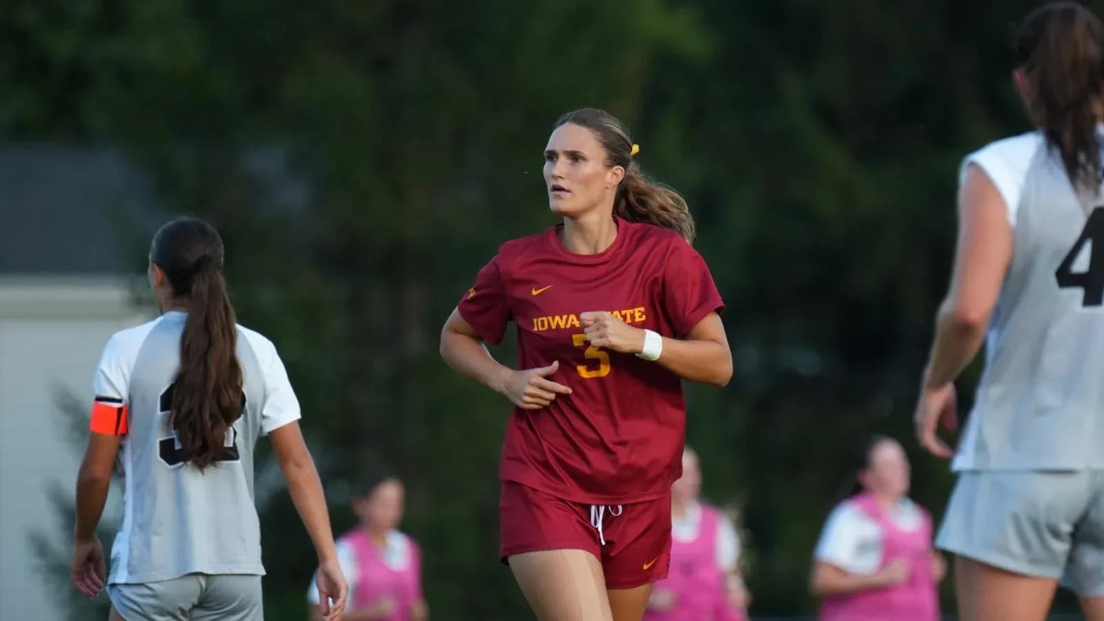 Jugadora de Iowa State corriendo en el campo