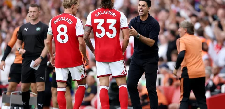 Mikel Arteta instruyendo a jugadores en el banquillo