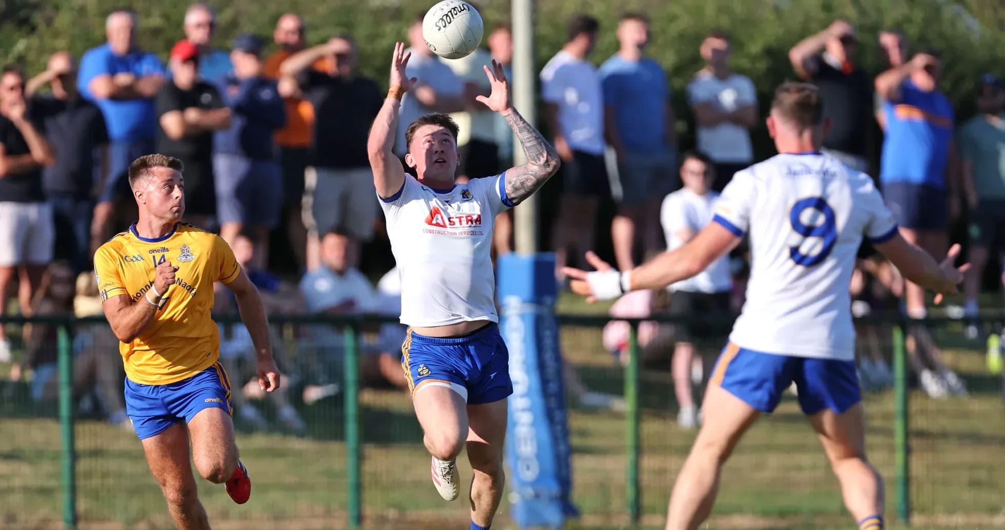 Jugador atrapando el balón durante un partido de rugby