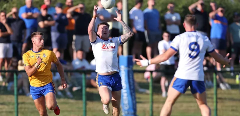 Jugador atrapando el balón durante un partido de rugby