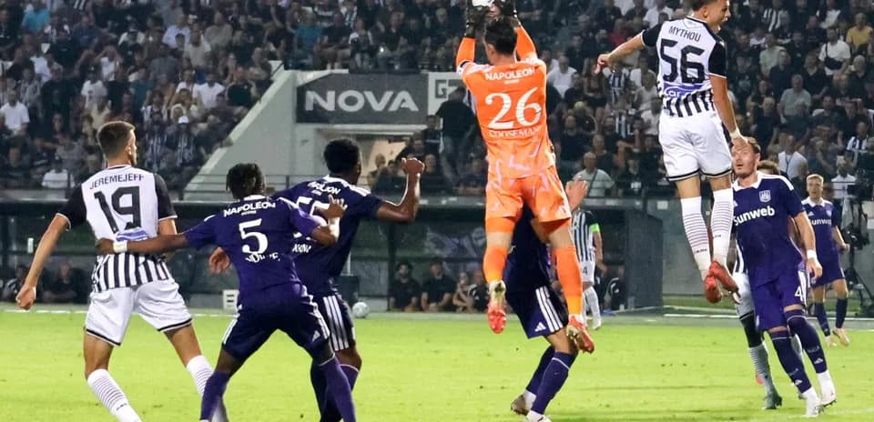 Jugadores de PAOK y Anderlecht disputando el balón