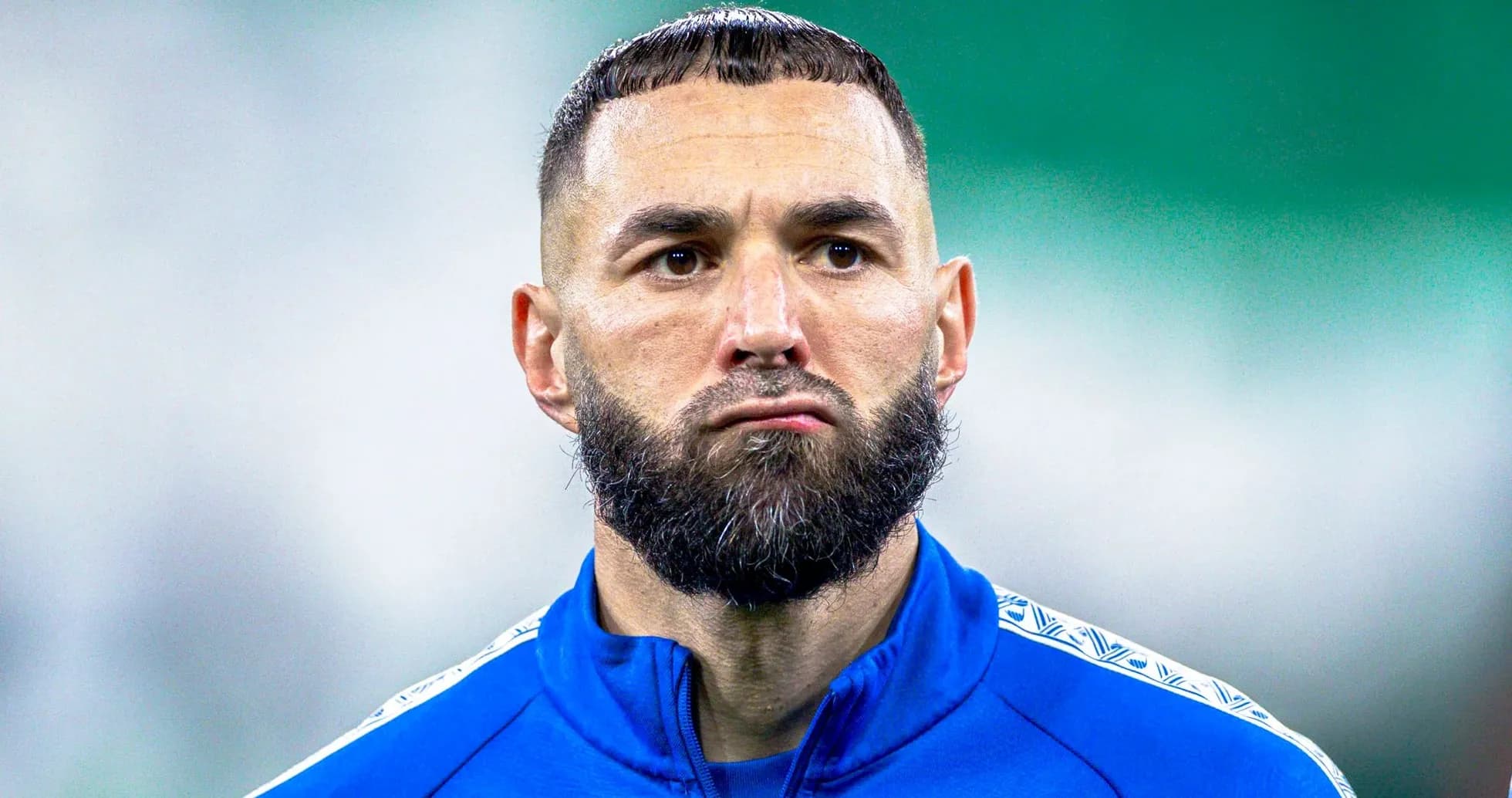 Jugador con barba en uniforme azul mirando hacia adelante