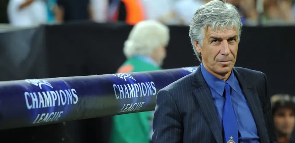 Entrenador observando el partido de la Champions League