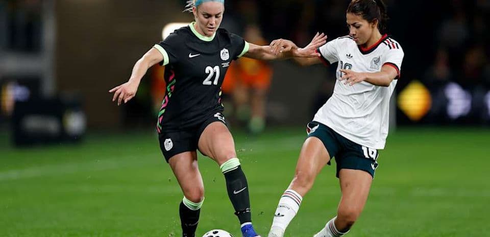 Jugadora de México intentando quitar el balón a rival