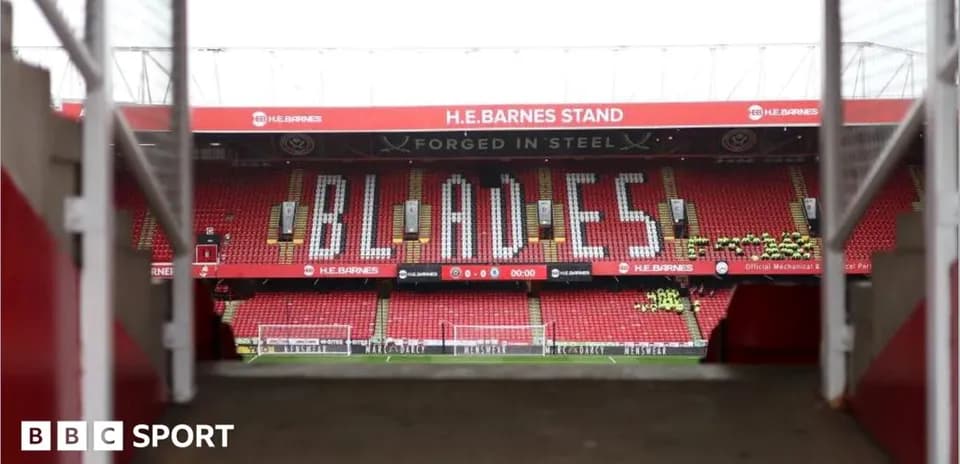 Vista del estadio H.E. Barnes con 'BLADES' en las gradas
