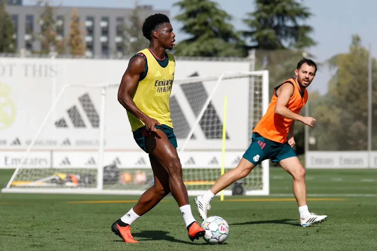 Jugadores entrenando en el campo de fútbol