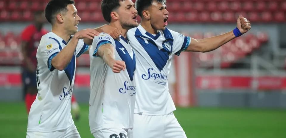 Jugadores de Vélez Sarsfield celebrando un gol