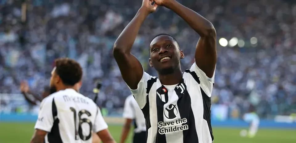 Jugador celebrando con aficionados en el estadio