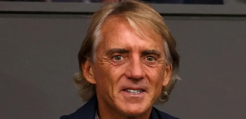 Hombre sonriendo en un entorno deportivo